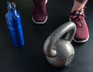 מה כדאי ללבוש לאימון משקולות? – מדריך מלא להתלבשות נכונה באימון כוח